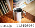 テーブルに置かれたステンレスマグカップのコーヒー 118456969