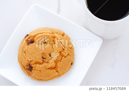 チョコレートがたっぷり入ったチョコチップクッキー、淹れたてのコーヒーで、コーヒーブレイク チョコレートがたっぷり入ったチョコチップクッキー、淹れたてのコーヒーで、コーヒーブレイク 118457089