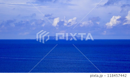 沖縄県座間味村嘉比島から見える渡名喜島 118457442