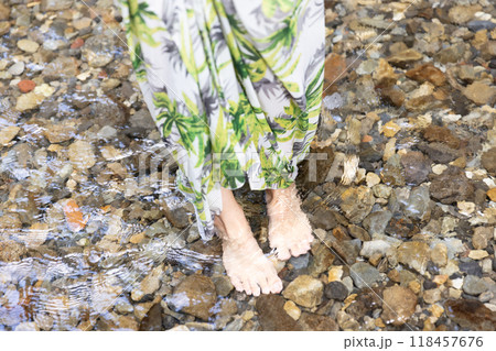 渓流で水につかる女性の素足 118457676