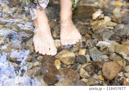 渓流で水につかる女性の素足 118457677