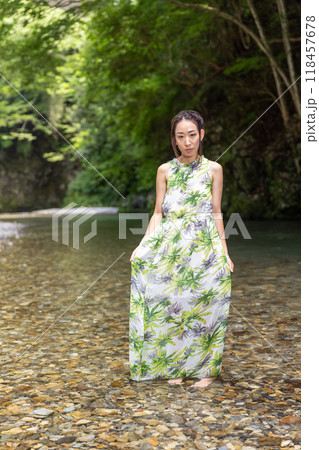 渓流で水につかる女性の素足 118457678