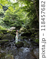 苔むした渓流の風景と、水の中に立つ女性 118457682