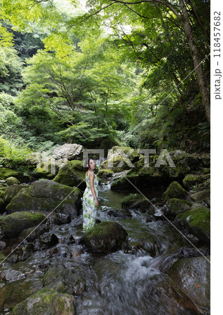 苔むした渓流の風景と、水の中に立つ女性 118457682