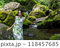 渓流の苔むした岩に座る女性 118457685