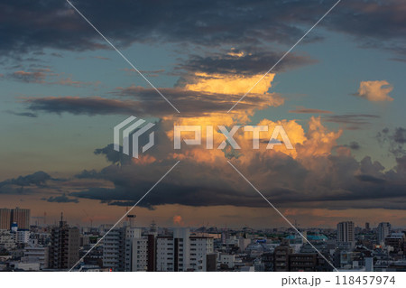 下町の夕暮れイメージ 118457974