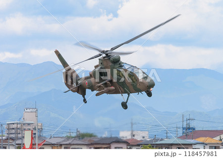 低空で旋回する陸上自衛隊OH-1観測ヘリコプター 低空で旋回する陸上自衛隊OH-1観測ヘリコプター 118457981