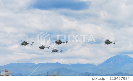 陸上自衛隊OH-6D観測ヘリコプターの編隊飛行 陸上自衛隊OH-6D観測ヘリコプターの編隊飛行 118457984