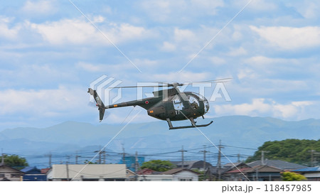 低空飛行する陸上自衛隊OH-6D観測ヘリコプター 118457985
