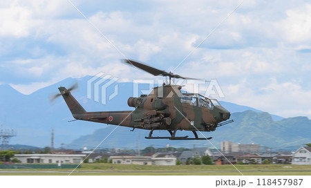 低空飛行する陸上自衛隊AH-1Sコブラ攻撃ヘリコプター 118457987