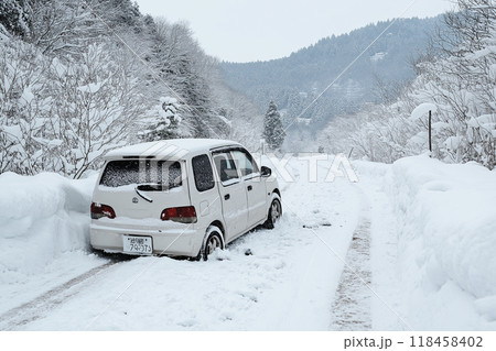 雪道で身動きが出来なくなったクルマ 118458402