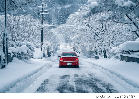 雪道を走る車 118458487
