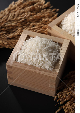 升に盛られた米と稲穂 118458705