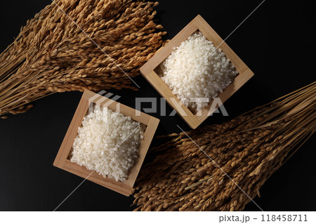 升に盛られた米と稲穂 升に盛られた米と稲穂 118458711