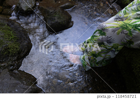 渓流の水につかる女性の足 118458721