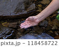 渓流の水をすくう女性の手 118458722