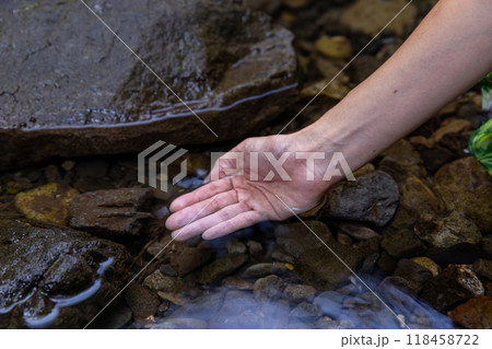渓流の水をすくう女性の手 118458722