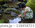 渓流の水をすくう女性 118458723