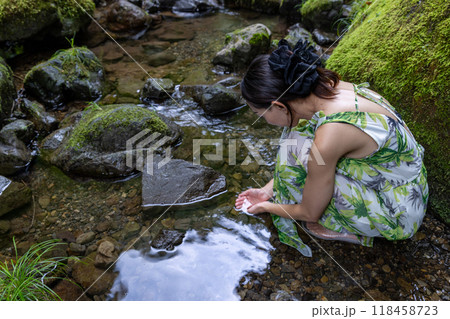 渓流の水をすくう女性 118458723