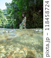 渓流の中に立つ女性を半水中撮影 118458724
