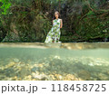渓流の中に立つ女性を半水中撮影 118458725