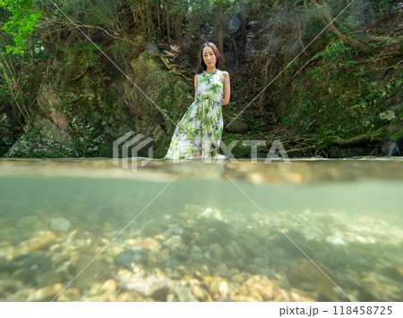 渓流の中に立つ女性を半水中撮影 118458725