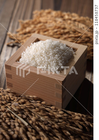 升に盛られた米と稲穂 升に盛られた米と稲穂 118458737