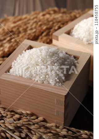升に盛られた米と稲穂 118458755