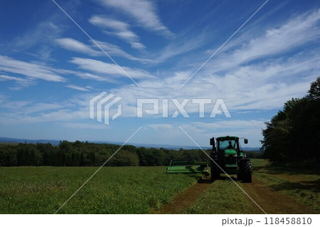北海道の夏の風景　牧草作業 118458810