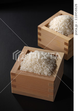 升に盛られた米 118458826