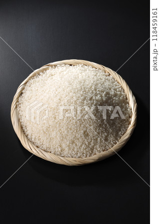 ザルに盛られた白米 118459161