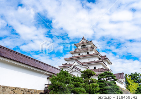 福島一人旅で尋ねた鶴ヶ城は赤瓦が美しい天守閣でした 118459342