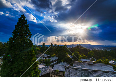 初秋の東大寺二月堂からの夕景　雲間から覗く太陽に照らされる良弁杉と東大寺境内 118459551