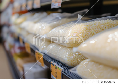 スーパーの陳列棚に並ぶお米 118459675