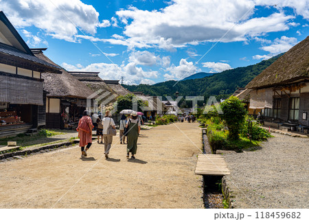福島一人旅で訪れた大内宿は茅葺屋根の町並みと風情が最高です 118459682