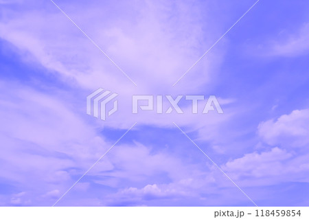 青空に白い雲が広がる(背景素材) 118459854