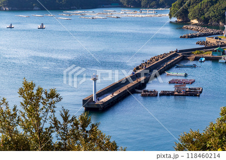 小さな漁港の防波堤 小さな漁港の防波堤 118460214