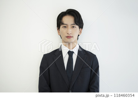 カメラ目線のスーツを着た若い男性 カメラ目線のスーツを着た若い男性 118460354