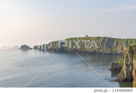北海道厚岸郡 霧で霞む夏の霧多布岬と湯沸岬灯台 北海道厚岸郡 霧で霞む夏の霧多布岬と湯沸岬灯台 118460660