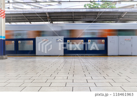 特急・急行の列車が通過中の駅のホームドア 特急・急行の列車が通過中の駅のホームドア 118461963