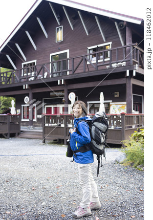 登山をする女性 118462012