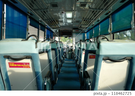 田舎のバスでぼんやり 118462725