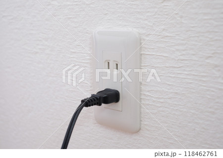 漆喰の壁につけられたコンセントとプラグ 漆喰の壁につけられたコンセントとプラグ 118462761