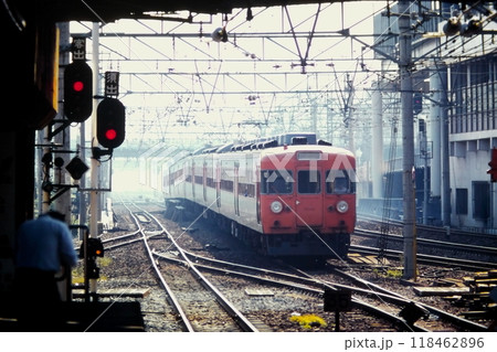 153系の東海道線普通列車934M、クハ153-65他、横浜、1981年9月27日 118462896