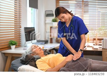 Practitioner giving Reiki healing treatment to mature woman. Alternative medicine and Reiki technique concept 118463230