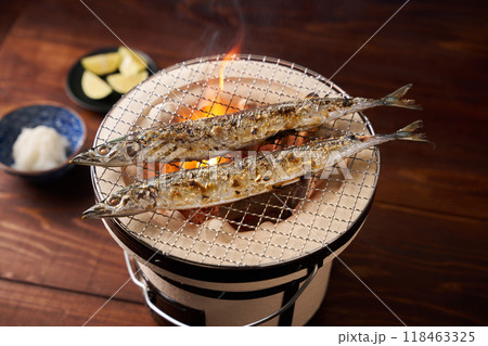 七輪で秋刀魚を焼く 七輪で秋刀魚を焼く 118463325