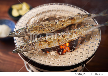 七輪で秋刀魚を焼く 七輪で秋刀魚を焼く 118463326