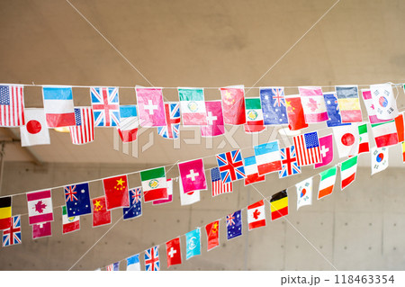 屋内の万国旗 118463354