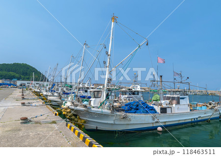 【青森県：漁港】漁港に多数の漁船が係留されている 118463511