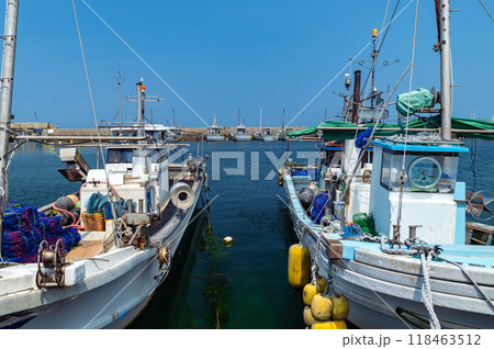 【青森県：漁港】漁港に多数の漁船が係留されている 118463512